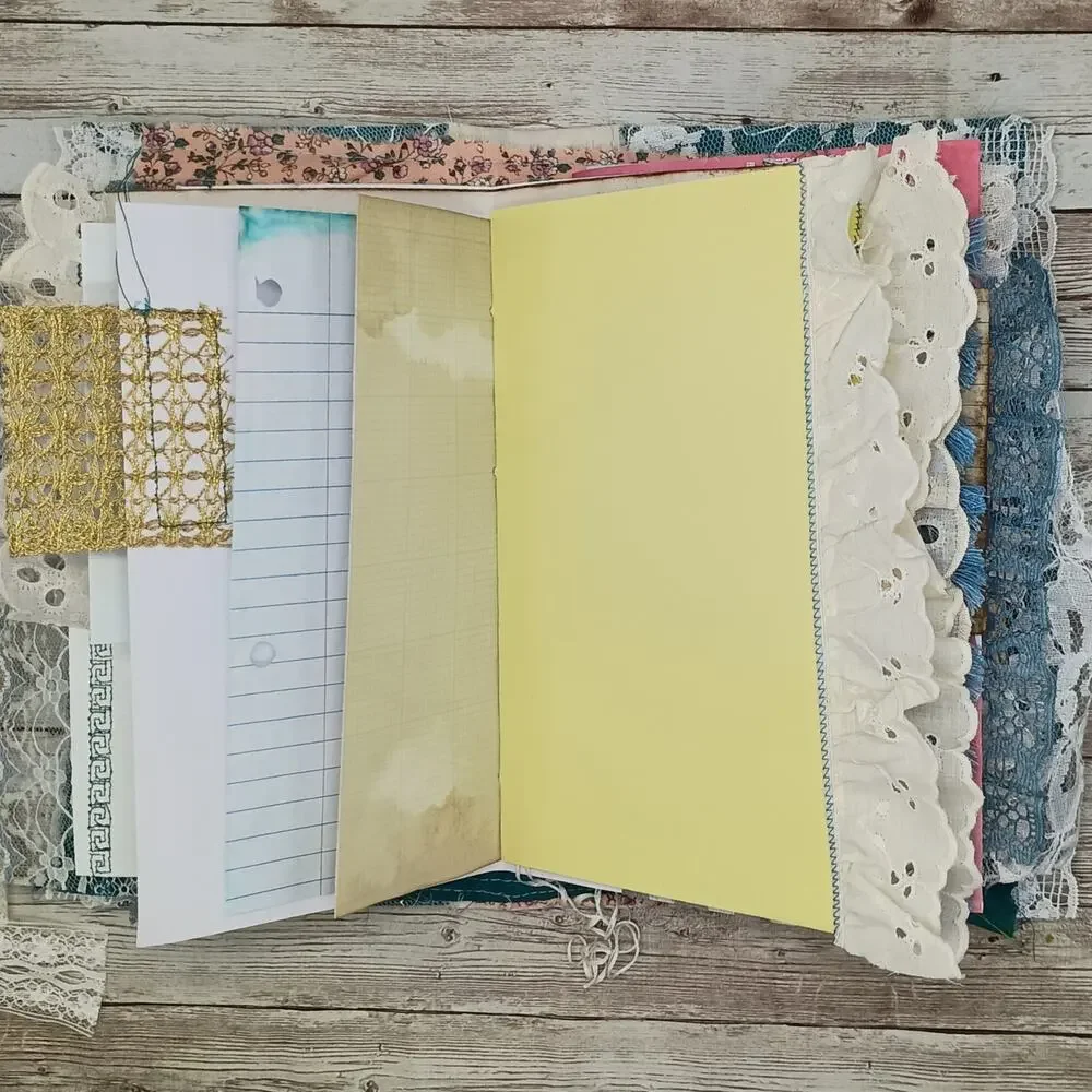 Turquoise Embellished Junk Journal: Flowers, Birds and Butterflies (Discover)